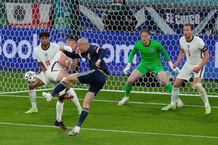 Este lanzamiento del escocés Dykes que sacado bajo palos James ha sido una de las ocasiones más claras del partido. (Matt DUNHAM/AFP)