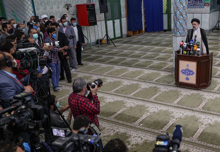Ebrahim Raisi, en una comparecencia ante los medios. (ATTA KENARE / AFP) 