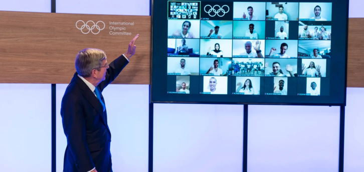 El presidente del COI, Thomas Bach, charló hace pocos días por videollamada con los deportistas del equipo olímpico de refugiados. (COI)