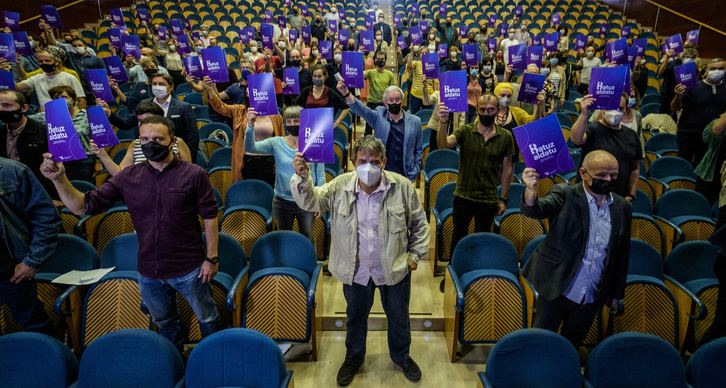 Konpromisoa sinatu duten eragileak, elkarrekin Kursaalen. (Jon URBE | FOKU)