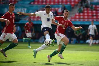Mbappé controla el balón ante dos defensores de Hungría. (Franck FIFE / AFP)