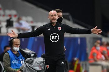 Rob Page gesticula en el amistoso frente a Francia previo a la Eurocopa. (Franck FIFE / AFP)