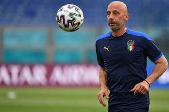 Gianluca Vialli, baloiarekin jolasean. (Filippo MONTEFORTE / AFP)