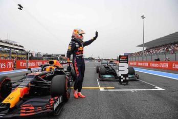 Max Verstappen saluda al público tras conseguir la pole en el GP de Francia. (Nicolas TUCAT/AFP)