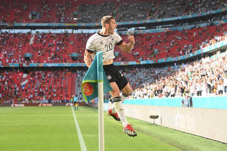 Gosens ha redondeado su espectacular actuación con el cuarto gol de Alemania. (Christoff Stache/AFP)