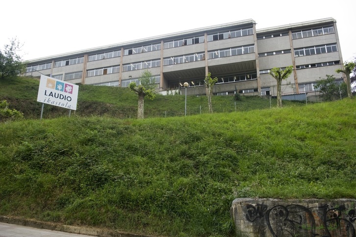 Urtez urte areagotzen zihoan ikasle kopuruarentzat egoitza egoki bat eraiki eta zabaldu zuten 1979-1980 ikasturtean; gaur egun Laudio ikastolak duen egoitza, alegia.  Juanan RUIZ | FOKU 