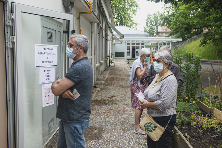 Hainbat herritar departamendu eta eskualde hauteskundetan boto emateko zain, gaur goizean, Baionako bozka toki batean. (Guillaume FAUVEAU)
