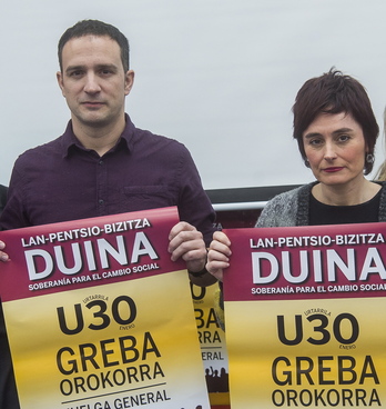 Lakuntza y Aranburu, con el cartel de la anterior huelga general de enero de 2020. (Luis JAUREGIALTZO | FOKU)