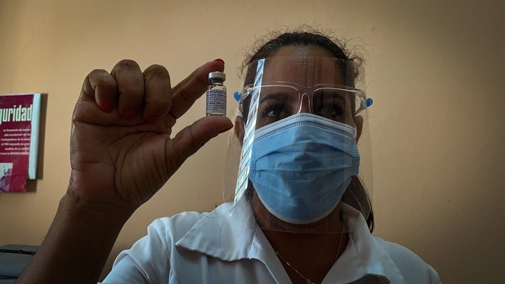 Una enfermera muestra una dosis de la potencial vacuna cubana Soberana 02. (Adalberto ROQUE / AFP)