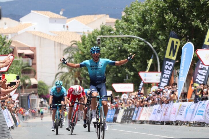 Omar Fraile celebra su victoria en el Campeonato de España. (@RFECiclismo)