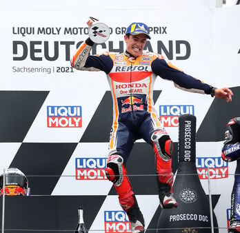 Un Marc Márquez feliz celebra su triunfo 581 días después. (Ronny HARTMANN/AFP)