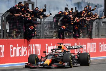 Verstappen y todos los compañeros de Red Bull celebran la victoria en el GP de Francia. (Cristophe SIMON / AFP)