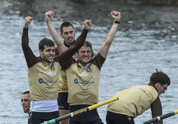 Getariako arraunlariak, emozioz beterik, etxean estropada irabazi ostean. (Jon URBE/FOKU)