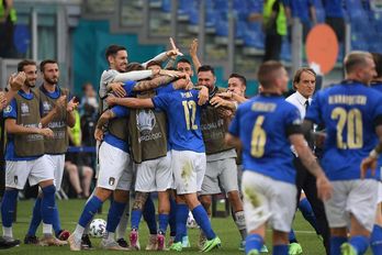 Los jugadores italianos celebran el tanto de Perossi que ha sido suficiente para ganar a Gales. (Mike HEWITT / AFP)