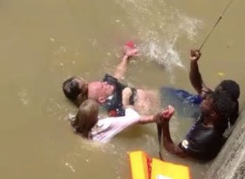El hombre, auxiliado por quienes se han lanzado al agua. (@afurunda)