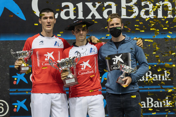Jokin Altuna, txapela buruan eta Beñat Rezusta eta Iñaki Artolaz inguratuta. (Monika DEL VALLE/FOKU)