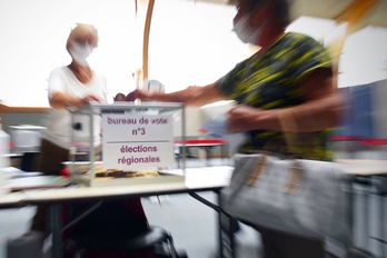 Una mujer deposita el voto en Saint Remy sur Avre. (Guillaume SAUVANT/AFP)