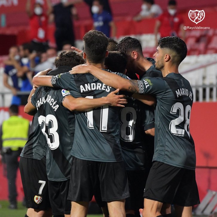 Los jugadores del Rayo Vallecano celebran uno de los goles de este domingo. (@RAYOVALLECANO)