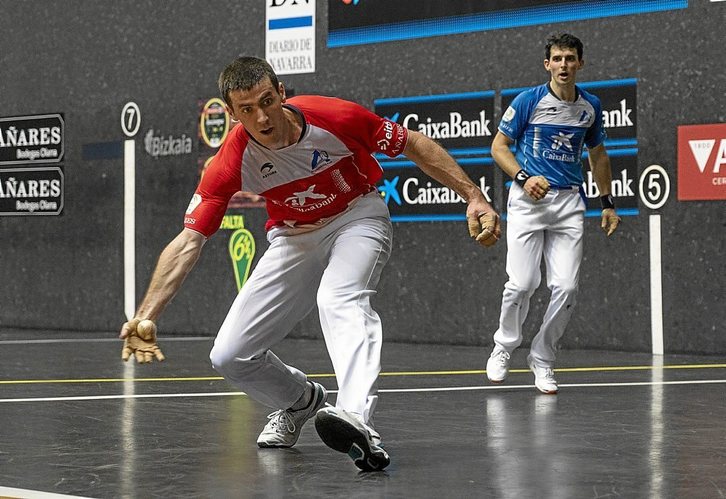 Rezusta intenta devolver una pelota a Altuna. (Monika DEL VALLE/FOKU)