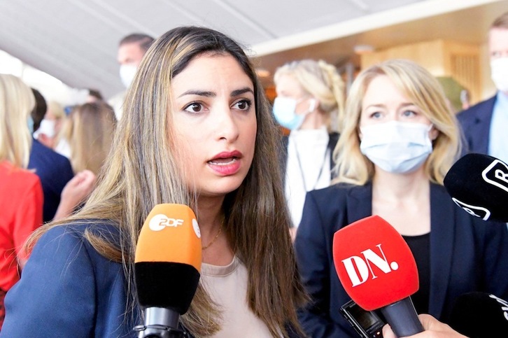 Nooshi Dadgostar, líder del Partido de la Izquierda, habla con los periodistas a su llegada esta mañana al Parlamento sueco.  (Anders WIKLUND | AFP)