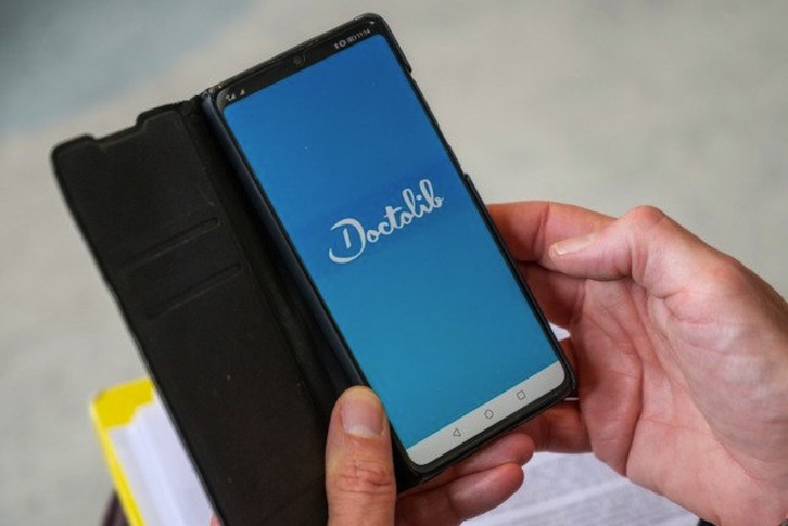 En pocos clic se puede reservar la cita vacunal en Iparralde, lo que ha atraído a algunos vascos del otro lado de la muga. (NAIZ)