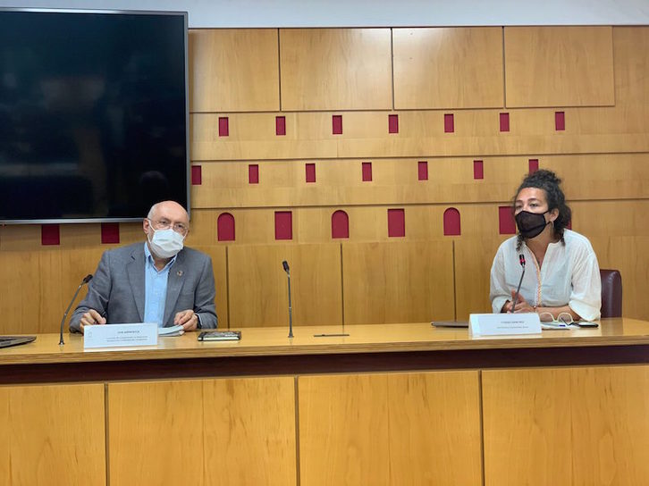El concejal Jon Armentia e Itsaso Sánchez, de Zentzuz, durante la presentación del informe. (GASTEIZKO UDALA)