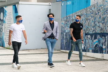 Toni Moya (izq.), Sergio Fernández (centro) y Carlos Isaac (der.) llegando a Mendizorrotza. (Endika PORTILLO / FOKU)