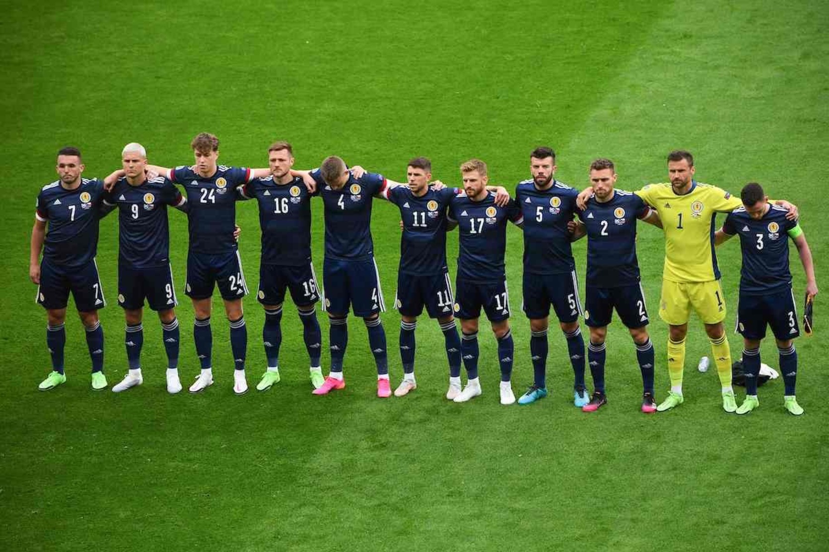Los jugadores de la selección escocesa cantan el «Flower of Scotland» antes de enfrentarse a la República Checa. (Andy BUCHANAN / AFP)