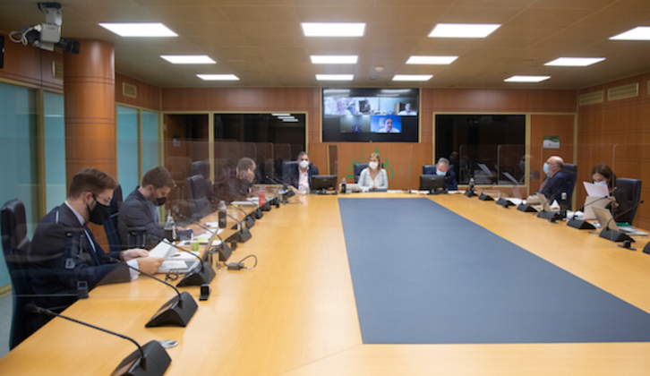 El parlamentario de EH BIldu Josu Estarrona pregunta al consejero Pedro Azpiazu. (PARLAMENTO)