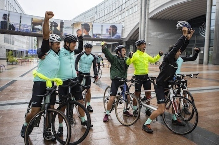 Jaime Lafita bere taldearekin, Bruselara heltzean. (DalecandELA)