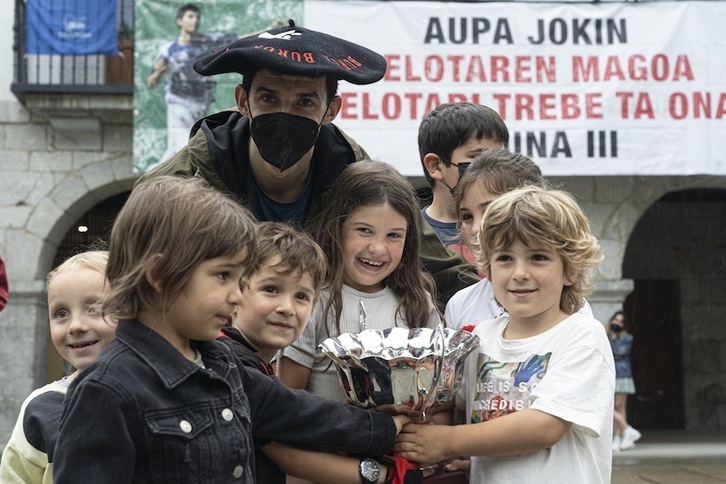 Amezketako neska-mutikoen idolo berria, Jokin Altuna «magoa», Buruz Buruko txapelduna. (Jagoba MANTEROLA / FOKU)