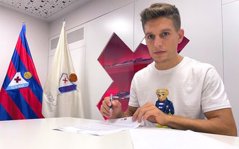 José Corpas ha firmado hoy su nuevo contrato en Ipurua. (SD Eibar)