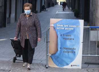 Cartel alusivo al uso de la mascarilla colocado en una calle de Azpeitia el mes de marzo.         (Jon URBE I FOKU) 