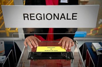 Un presidente de mesa en Angers espera a unos votantes que no llegan. (Loïc VENANCE/AFP)