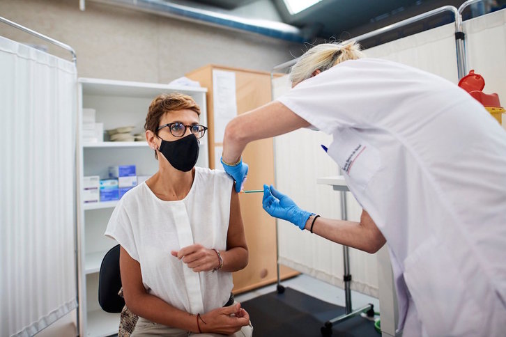 María Chivite recibe la primera dosis de su vacuna. (@mavichina)