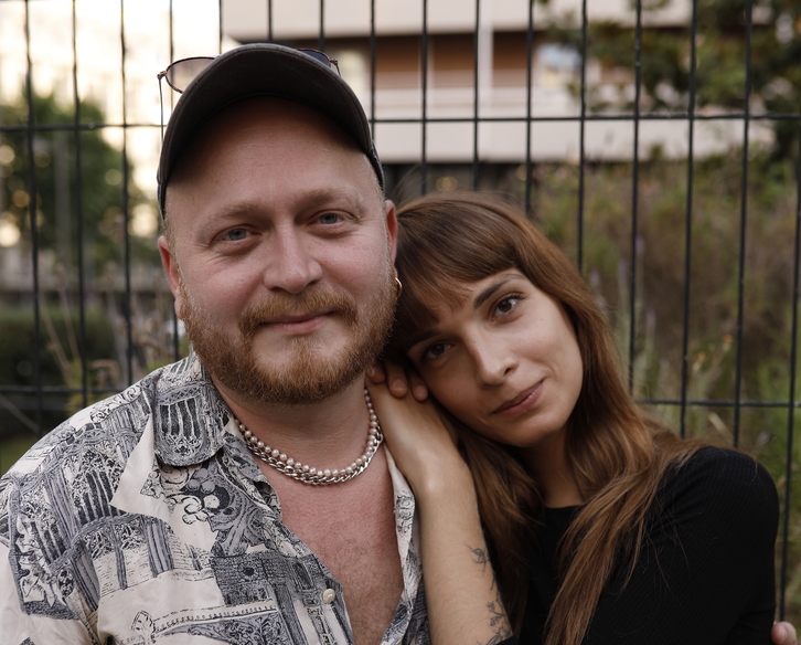 El director Laurent Micheli posa junto a la protagonista de «Lola», Mya Bollaers. (ELOMEDIA ESTUDIOS) 