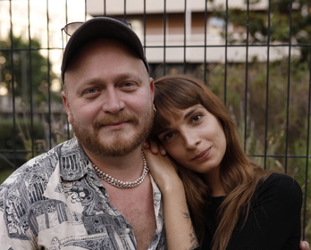 El director Laurent Micheli posa junto a la protagonista de «Lola», Mya Bollaers. (ELOMEDIA ESTUDIOS) 
