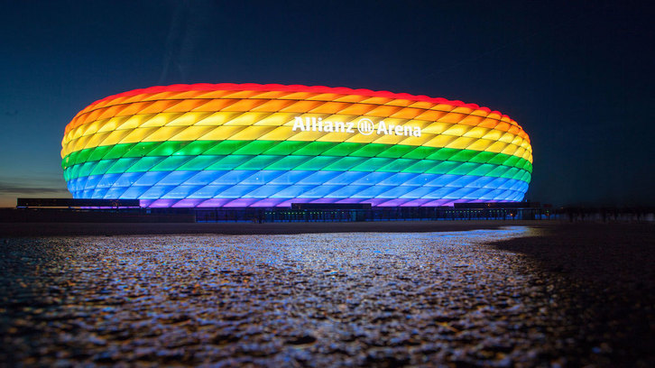 El Allianz Arena de Múnich iluminado con los colores del arco iris en apoyo a los derechos de las personas LGTBI+. (FC BAYERN)
