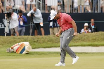 Jon Rahm celebra un birdie en el hoyo 18 en la última jornada del Abierto de Estados Unidos. (Ezra SHAW / AFP)