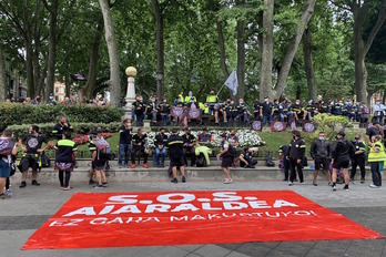 Los trabajadores en frente de el TSJPV