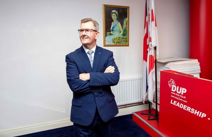 Jeffrey Donaldson en la sede principal del Partido Unionista Democrático, en Belfast. (Paul FAITH | AFP)