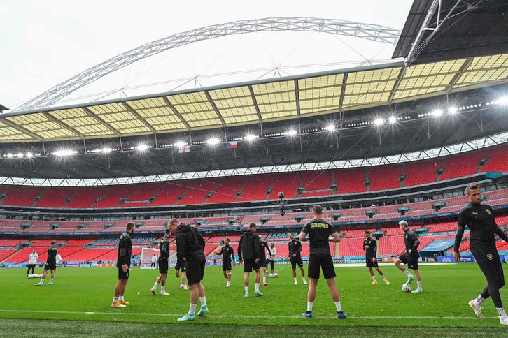 Txekiako jokalariak Wembley futbol zelaian entrenatzen, kasu honetan ikuslerik gabe. (Justin TALLIS/AFP)