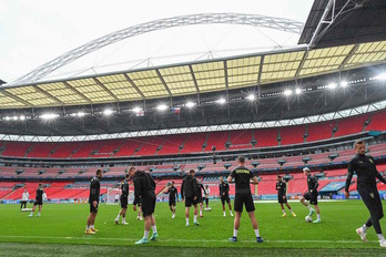 Txekiako jokalariak Wembley futbol zelaian entrenatzen, kasu honetan ikuskerik gabe. (Justin TALLIS/AFP)
