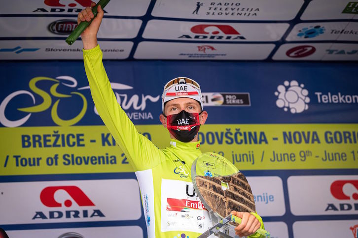 Tadej Pogacar celebra su último triunfo como profesional, el Tour de Eslovenia. (Jure MAKOVEC/AFP)
