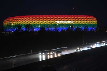 Allianz Arena estadio LGTBI+ banderaren koloreekin argiztatua. (Andreas GEBER / AFP)