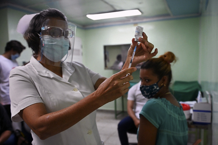Una trabajadora sanitaria prepara una dosis de Abdala en Cienfuegos, Cuba. (Yamil LAGE/AFP)