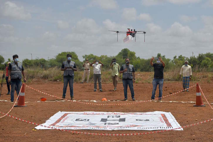 Pruebas de entregas de paquetes con drones en el sur de India. (Manjunath Kiran/AFP)