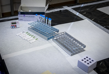 Varias muestras utilizadas para hacer test de antígenos aguardan a ser tratadas.          (Gorka RUBIO I FOKU)