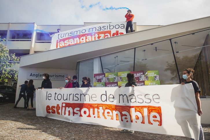Acción en la oficina de Angelu, responsable de la campaña de promoción turística en Lapurdi. (Guillaume FAUVEAU)