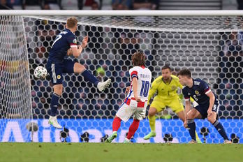 Modric ha anotado un precioso gol con el exterior, que ha supuesto el 2-1 croata. (Stu FORSTER/AFP)